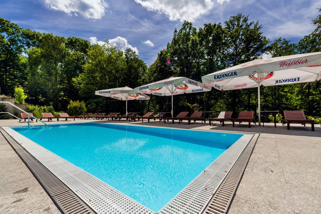 Blick auf den Pool im Außenbereich des Steiger Parkhotel Hohnstein, Sächsische Schweiz