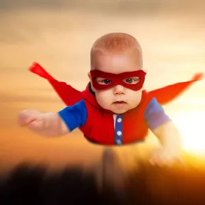 Urlaub mit Kind, Baby als Super Man in den Steiger Hotels