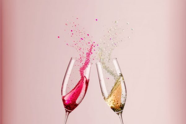 Bunte Sekt Gläser und Sekt trinken in den Steiger Hotels