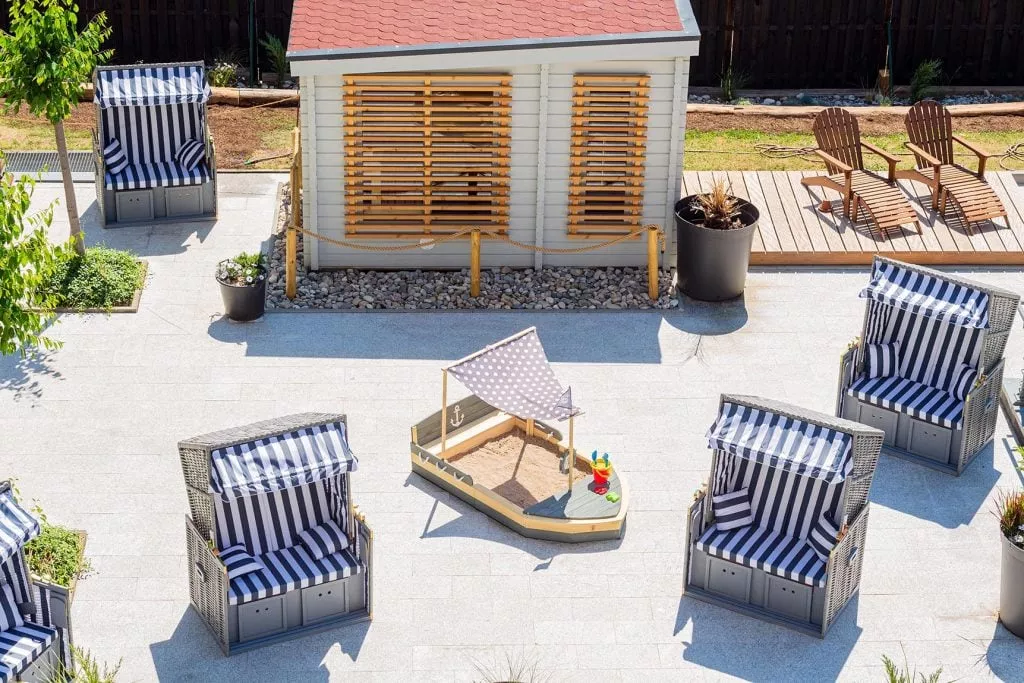 Strandkörbe auf dem Sonnendeck des Apparthotel Bad Schandau