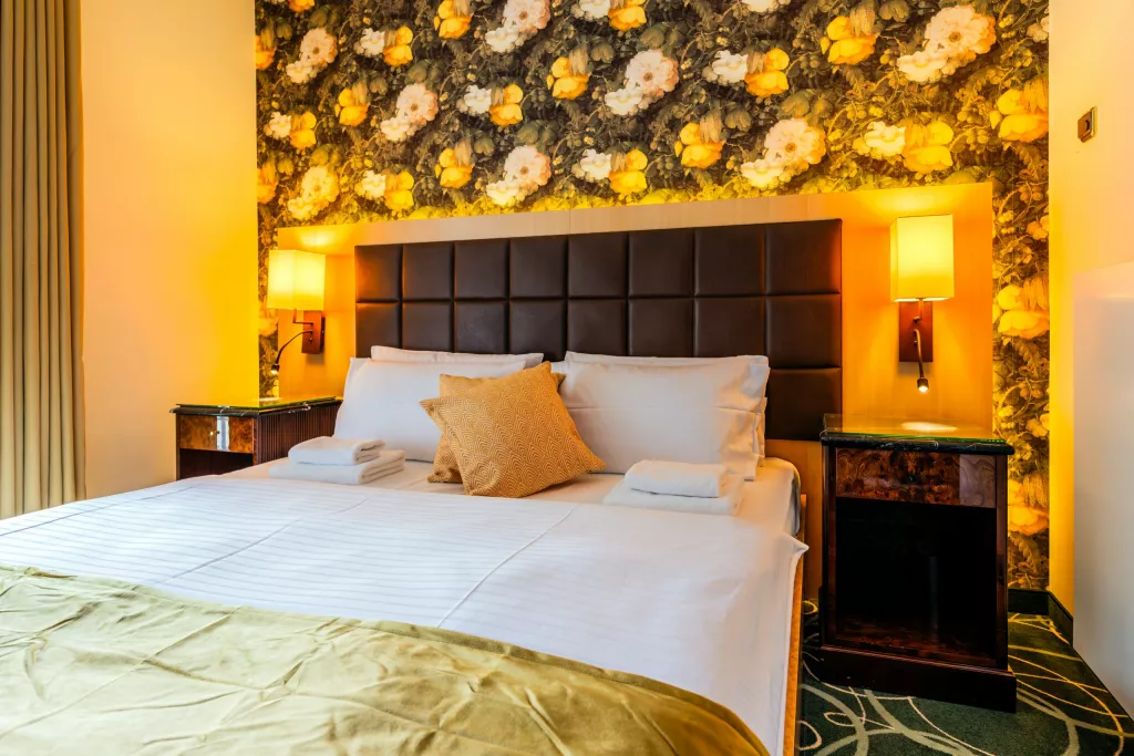 Doppelbett im klimatisierten Doppelzimmer des Hotel Zeitgeist Rathen