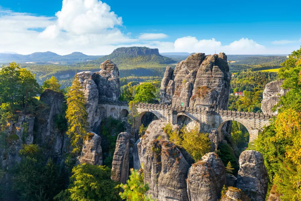 Basteibrücke in der Sächsischen Schweiz zwischen Sandsteinfelsen