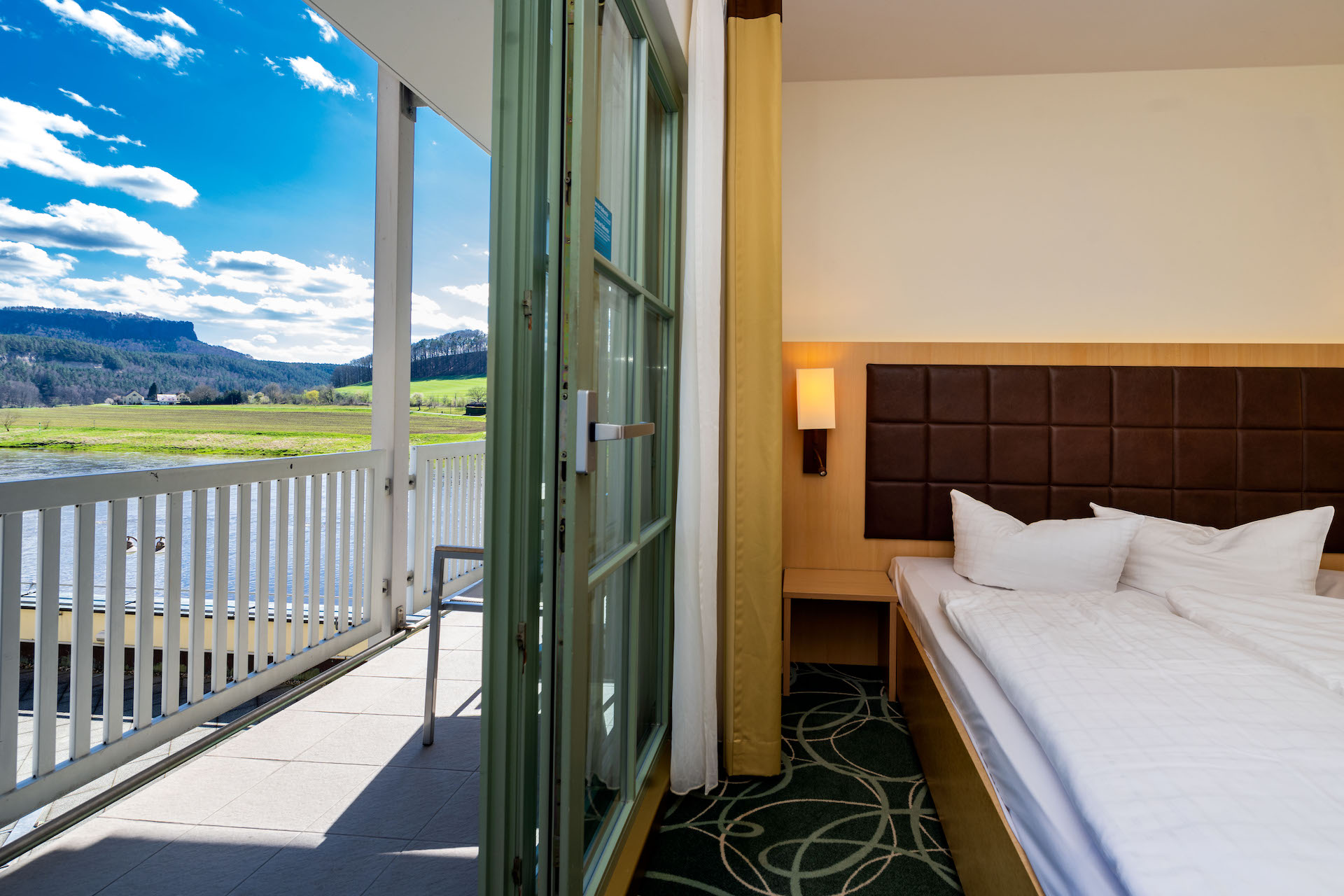 Doppelzimmer mit Elbblick im Hotel Zeitgeist Rathen