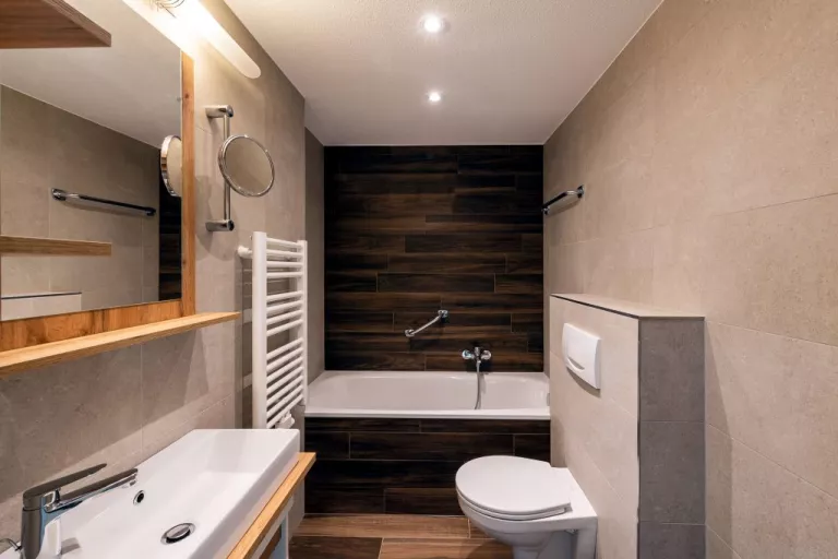 Bad mit Badewanne der Juniorsuite im Hotel Grünkraft Hohnstein
