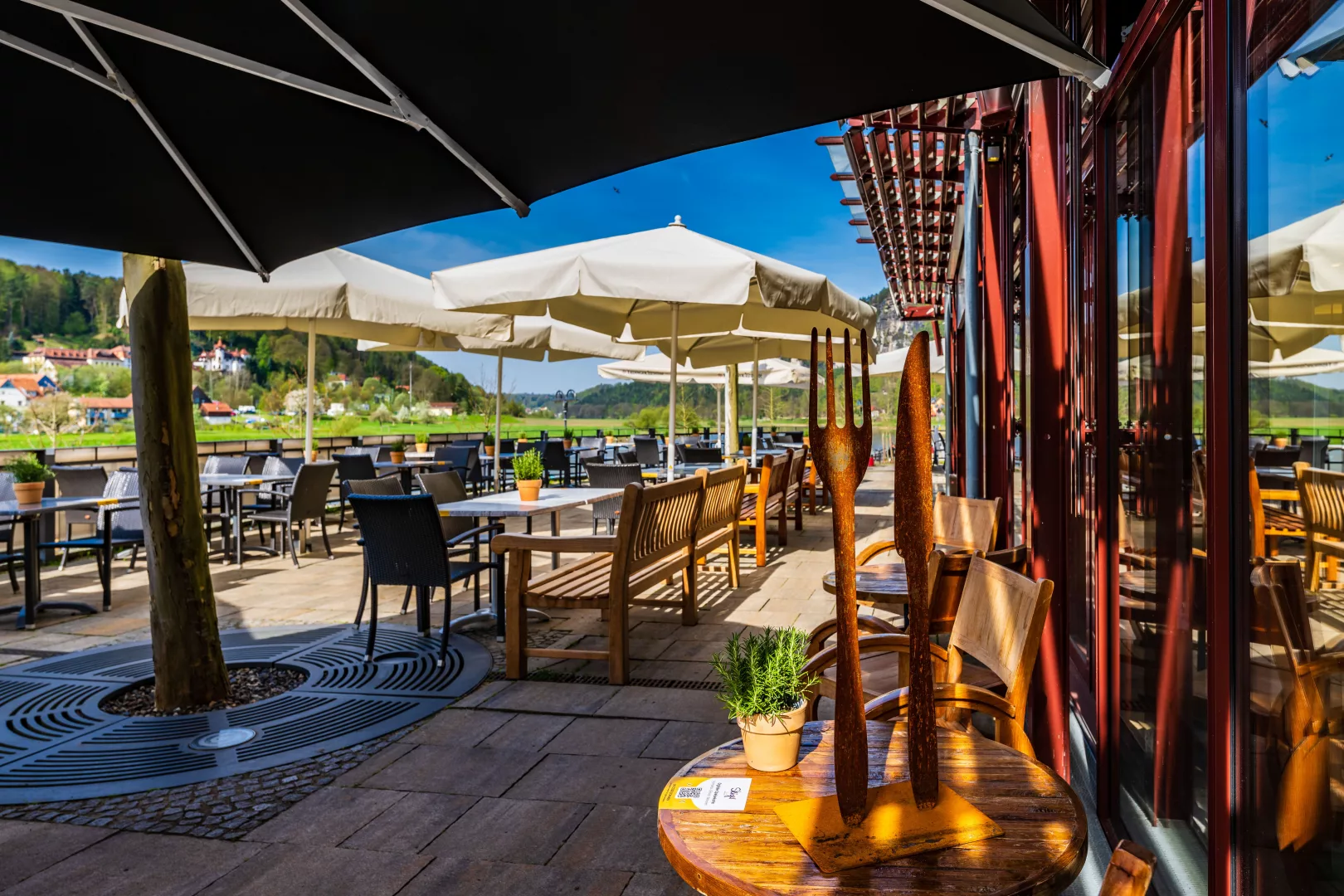 Apparthotel Bad Schandau – Hotel in Bad Schandau 4 Terrassen Eingang von Vorne, mit Überblick über die gesamte Terrasse und Lage der Terrasse