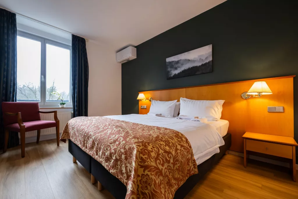 Doppelzimmer Waldseite mit Waldblick im Hotel Grünkraft Hohnstein