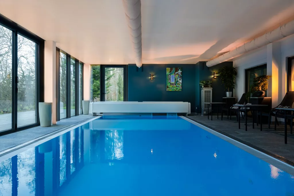 Innenpool im verglasten Poolhaus des Hotel Grünkraft Hohnstein im Winter