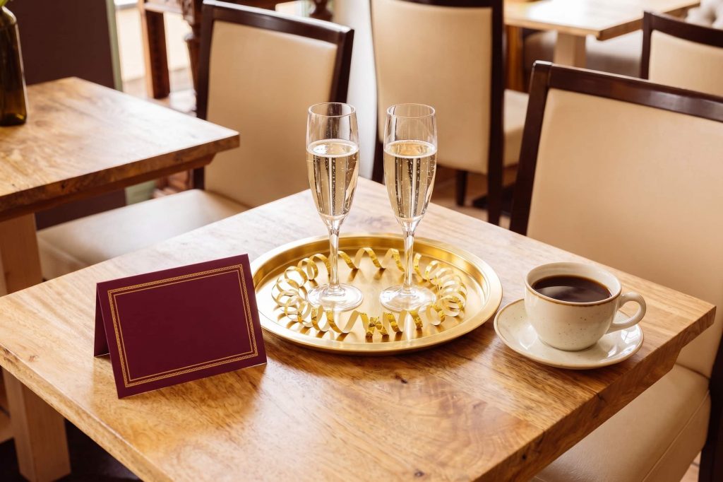 Überraschung beim Frühstück: Tablett mit Törtchen und Glas Sekt in den STEIGER Hotels
