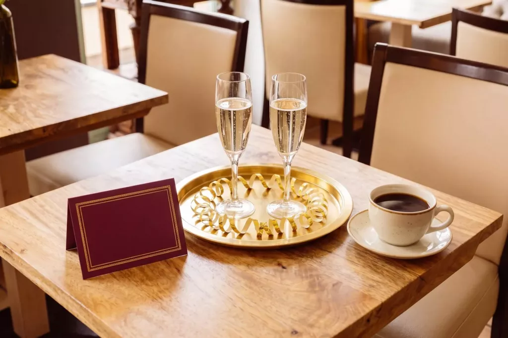 Überraschung beim Frühstück: Tablett mit Törtchen und Glas Sekt in den STEIGER Hotels