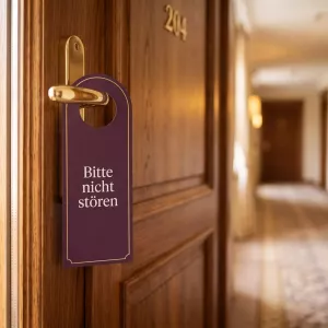 Gem&uuml;tliches Hotelbett im Morgenlicht &mdash; Late Check-out bis 12 Uhr in den STEIGER Hotels