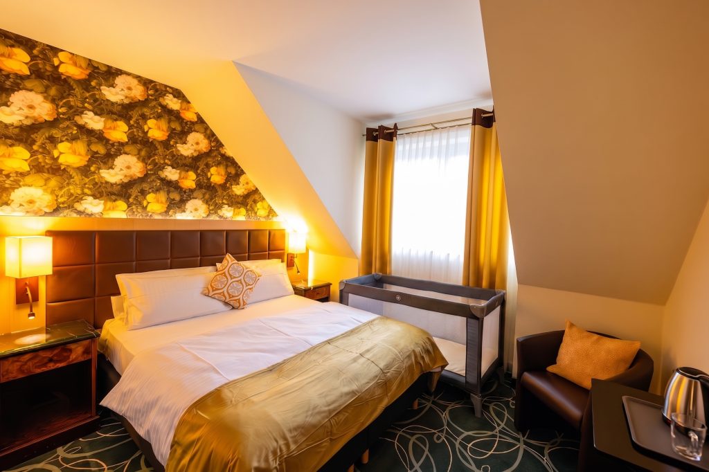 Kostenfreies Baby-Reisebett im Hotelzimmer der STEIGER Hotels