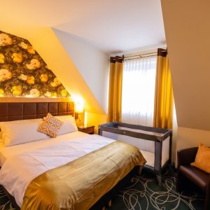 Kostenfreies Baby-Reisebett im Hotelzimmer der STEIGER Hotels
