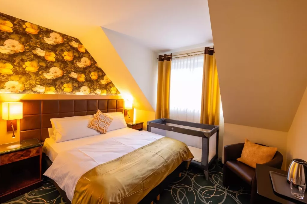 Kostenfreies Baby-Reisebett im Hotelzimmer der STEIGER Hotels