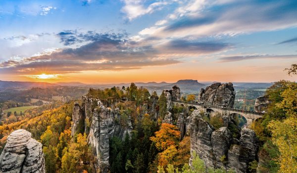 Blick auf die Basteibrücke in den Sächsischen Schweiz im Herbst mit bunten Blättern und Felsen
