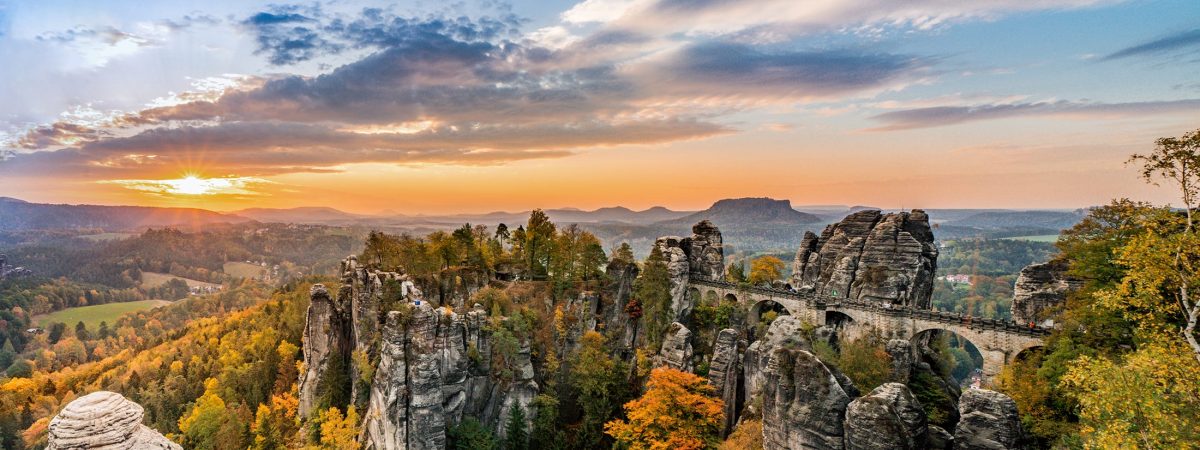 Blick auf die Basteibrücke in den Sächsischen Schweiz im Herbst mit bunten Blättern und Felsen
