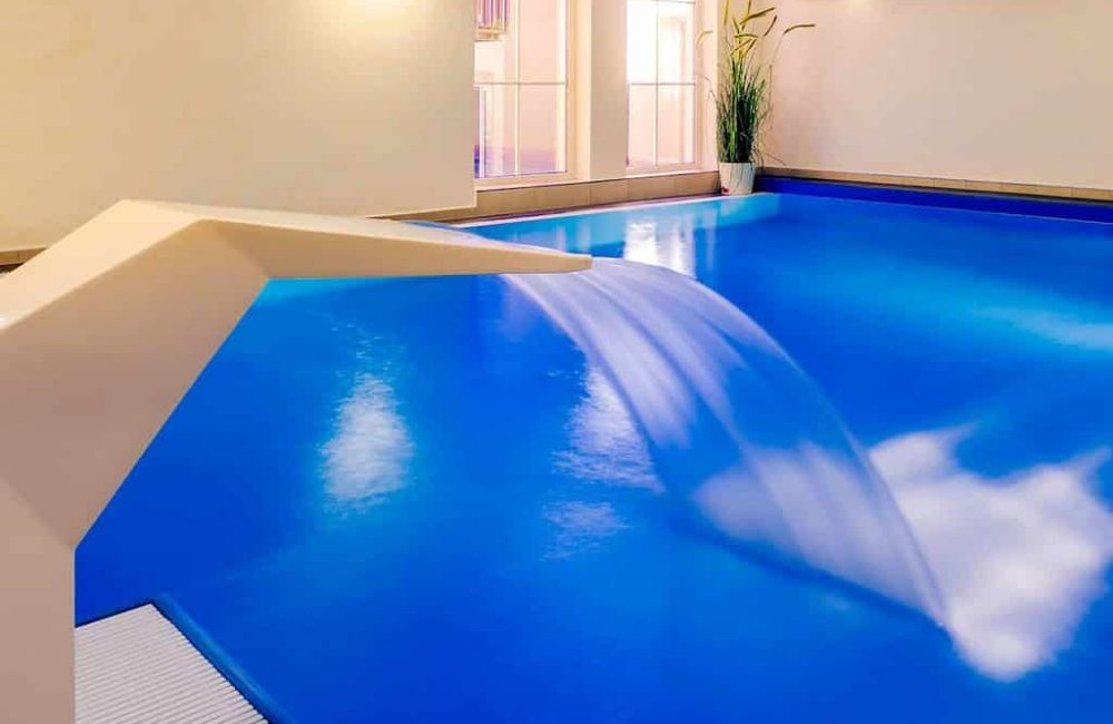 Blick auf den Wellnessbereich mit Indoor-Pool des Rathener Hofes in der Sächsischen Schweiz