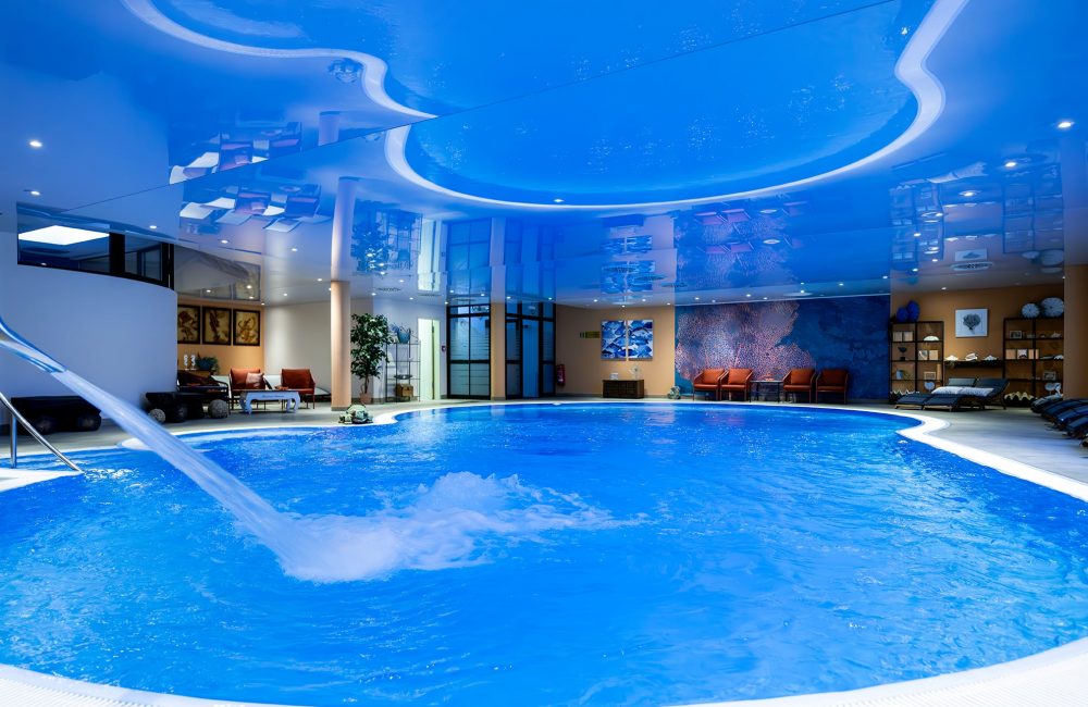 Blick des Wellnessbereiches mit großem Indoor Pool im Elbschlösschen Rathen, Sächsische Schweiz
